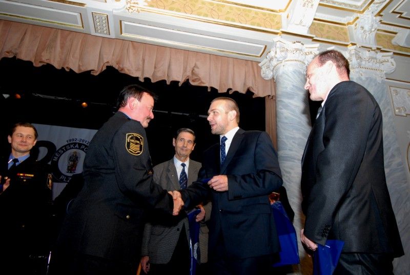 Oslavy dvacátého výročí znovuobnovení Městské policie Plzeň vyvrcholily galavečerem v Měšťanské besedě (1.11.2012). Součástí společenského programu byl také slavnostní ceremoniál, při kterém byla předána čestná ocenění. Z rukou primátora Martina Baxy, radního pro oblast bezpečnosti Roberta Houdka a velitele Městské policie Plzeň Antonína Šturma převzalo devět strážníků Zlatý odznak za 20 let služby. Stříbrný odznak za osmnáct a devatenáct odsloužených let získalo 18 policistů. Oceňovaní strážníci obdrželi kromě zlatých a stříbrných řádů také stužky za věrnost a další stužky podle zásluh, například za statečnost, mimořádný čin či záchranu života.