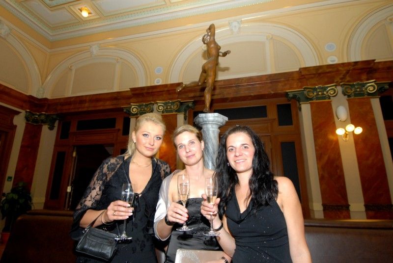 Oslavy dvacátého výročí znovuobnovení Městské policie Plzeň vyvrcholily galavečerem v Měšťanské besedě (1.11.2012). Součástí společenského programu byl také slavnostní ceremoniál, při kterém byla předána čestná ocenění. Z rukou primátora Martina Baxy, radního pro oblast bezpečnosti Roberta Houdka a velitele Městské policie Plzeň Antonína Šturma převzalo devět strážníků Zlatý odznak za 20 let služby. Stříbrný odznak za osmnáct a devatenáct odsloužených let získalo 18 policistů. Oceňovaní strážníci obdrželi kromě zlatých a stříbrných řádů také stužky za věrnost a další stužky podle zásluh, například za statečnost, mimořádný čin či záchranu života.