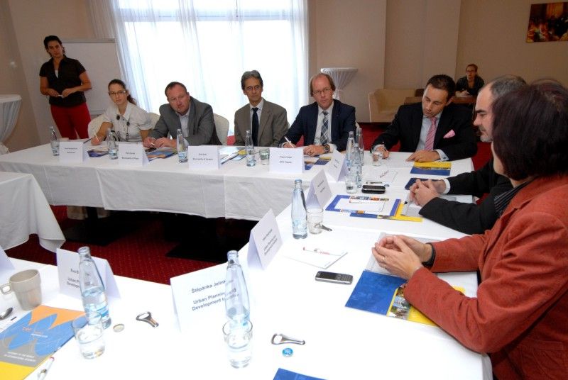 Freerk Faber, ředitel nizozemského World Trade Center Twente, a Erik Stok z magistrátu města Hengelo navštívili v pátek 2. listopadu 2012 Plzeň, aby se zástupci města (Martin Zrzavecký, Irena Vostracká), Západočeské univerzity, Regionální hospodářské komory Plzeňského kraje a regionální kanceláře agentury CzechInvest diskutovali o zkušenostech z fungování světového obchodního centra a možnostech vzájemné spolupráce. Setkání zorganizoval Útvar koncepce a rozvoje města Plzně, který projekt World Trade Center Pilsen zaštiťuje.