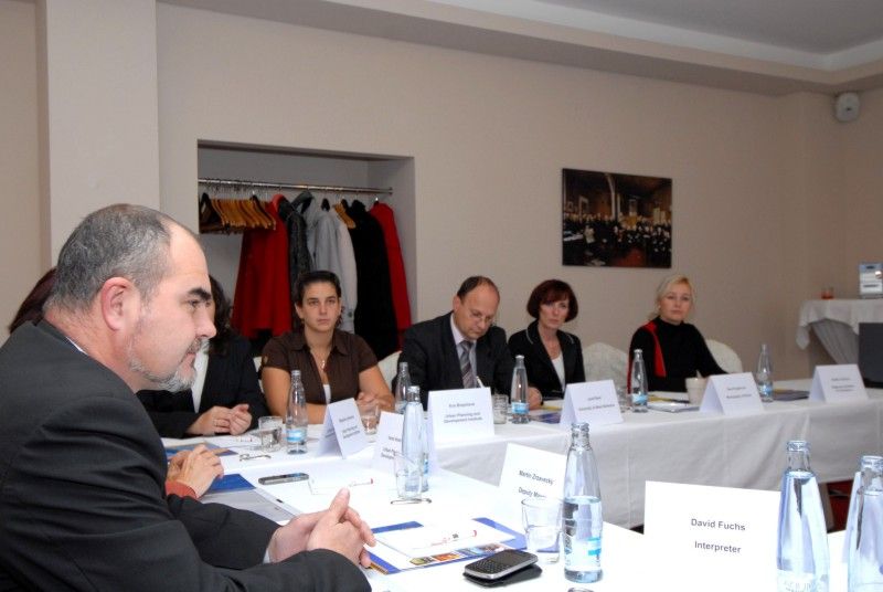 Freerk Faber, ředitel nizozemského World Trade Center Twente, a Erik Stok z magistrátu města Hengelo navštívili v pátek 2. listopadu 2012 Plzeň, aby se zástupci města (Martin Zrzavecký, Irena Vostracká), Západočeské univerzity, Regionální hospodářské komory Plzeňského kraje a regionální kanceláře agentury CzechInvest diskutovali o zkušenostech z fungování světového obchodního centra a možnostech vzájemné spolupráce. Setkání zorganizoval Útvar koncepce a rozvoje města Plzně, který projekt World Trade Center Pilsen zaštiťuje.