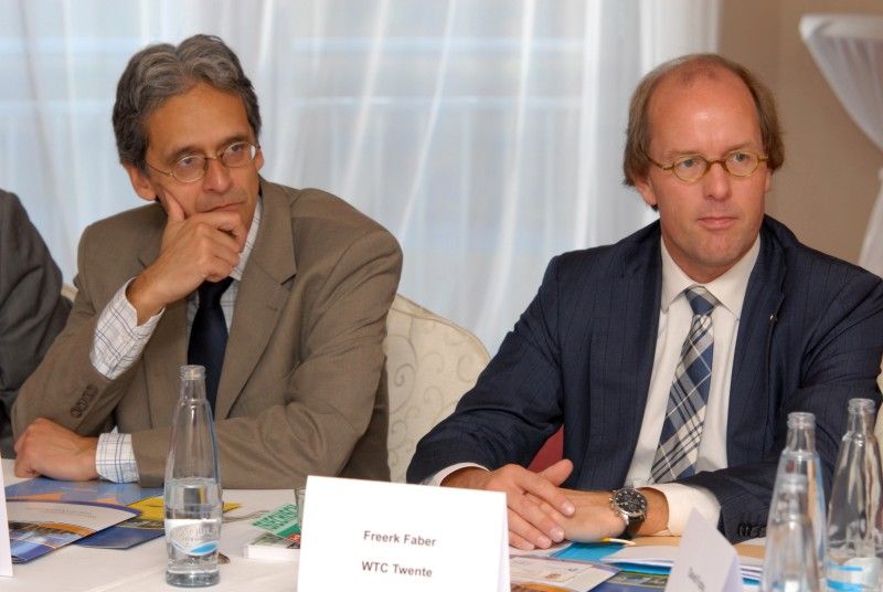 Freerk Faber, ředitel nizozemského World Trade Center Twente, a Erik Stok z magistrátu města Hengelo navštívili v pátek 2. listopadu 2012 Plzeň, aby se zástupci města (Martin Zrzavecký, Irena Vostracká), Západočeské univerzity, Regionální hospodářské komory Plzeňského kraje a regionální kanceláře agentury CzechInvest diskutovali o zkušenostech z fungování světového obchodního centra a možnostech vzájemné spolupráce. Setkání zorganizoval Útvar koncepce a rozvoje města Plzně, který projekt World Trade Center Pilsen zaštiťuje.