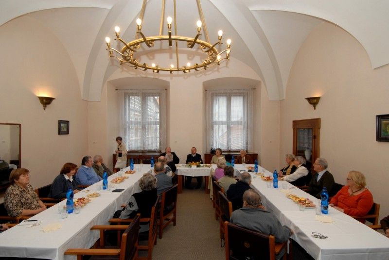 Zbořený Dům kultury Inwest, depo pro dopravní podniky, stavba druhé věže katedrály sv. Bartoloměje, bývalá budova porodnice na Slovanech nebo bývalá budova městských lázní. To vše a především postoj města k těmto tématům zajímal (7.11.2012) zástupce obvodních organizací Svazu důchodců ČR na tradičním setkání s primátorem Martinem Baxou a radním pro oblast sociálních věcí a zdravotnictví Jiřím Kuthanem.