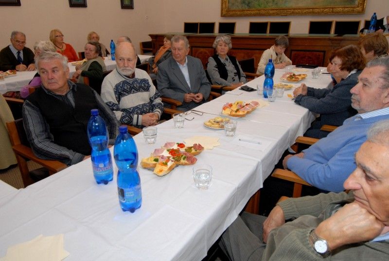 Senioři se zajímali o dění ve městě