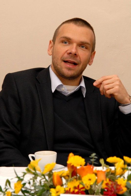 Zbořený Dům kultury Inwest, depo pro dopravní podniky, stavba druhé věže katedrály sv. Bartoloměje, bývalá budova porodnice na Slovanech nebo bývalá budova městských lázní. To vše a především postoj města k těmto tématům zajímal (7.11.2012) zástupce obvodních organizací Svazu důchodců ČR na tradičním setkání s primátorem Martinem Baxou a radním pro oblast sociálních věcí a zdravotnictví Jiřím Kuthanem.