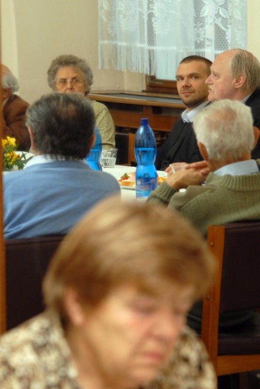 Zbořený Dům kultury Inwest, depo pro dopravní podniky, stavba druhé věže katedrály sv. Bartoloměje, bývalá budova porodnice na Slovanech nebo bývalá budova městských lázní. To vše a především postoj města k těmto tématům zajímal (7.11.2012) zástupce obvodních organizací Svazu důchodců ČR na tradičním setkání s primátorem Martinem Baxou a radním pro oblast sociálních věcí a zdravotnictví Jiřím Kuthanem.