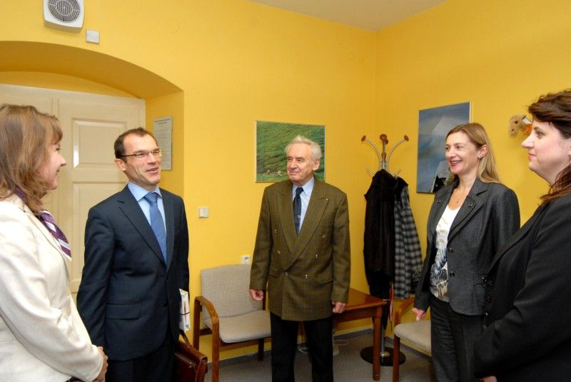 Tři týdny francouzské kultury, kterou v Plzni letos již podvacáté představuje festival Bojour Plzeň!, zakončí ve středu 7. listopadu 2012 ojedinělé představení s názvem Tichý kabaret. Závěrečné akce festivalu se sedmadvaceti kulturními akcemi se zúčastní kromě dalších vzácných hostů i první rada Velvyslanectví Francouzské republiky Laurent Toulouse, který se odpoledne na plzeňské radnici setkal s náměstkyní primátora Evou Herinkovou a vedoucí odboru kultury Květuší Sokolovou.