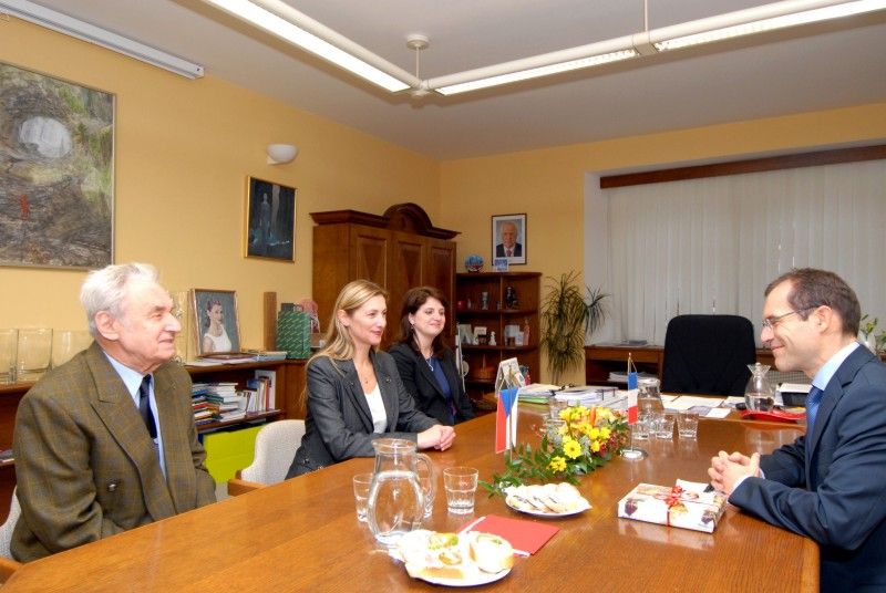 Tři týdny francouzské kultury, kterou v Plzni letos již podvacáté představuje festival Bojour Plzeň!, zakončí ve středu 7. listopadu 2012 ojedinělé představení s názvem Tichý kabaret. Závěrečné akce festivalu se sedmadvaceti kulturními akcemi se zúčastní kromě dalších vzácných hostů i první rada Velvyslanectví Francouzské republiky Laurent Toulouse, který se odpoledne na plzeňské radnici setkal s náměstkyní primátora Evou Herinkovou a vedoucí odboru kultury Květuší Sokolovou.