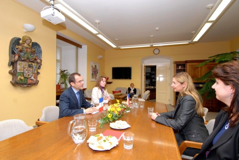 Tři týdny francouzské kultury, kterou v Plzni letos již podvacáté představuje festival Bojour Plzeň!, zakončí ve středu 7. listopadu 2012 ojedinělé představení s názvem Tichý kabaret. Závěrečné akce festivalu se sedmadvaceti kulturními akcemi se zúčastní kromě dalších vzácných hostů i první rada Velvyslanectví Francouzské republiky Laurent Toulouse, který se odpoledne na plzeňské radnici setkal s náměstkyní primátora Evou Herinkovou a vedoucí odboru kultury Květuší Sokolovou.