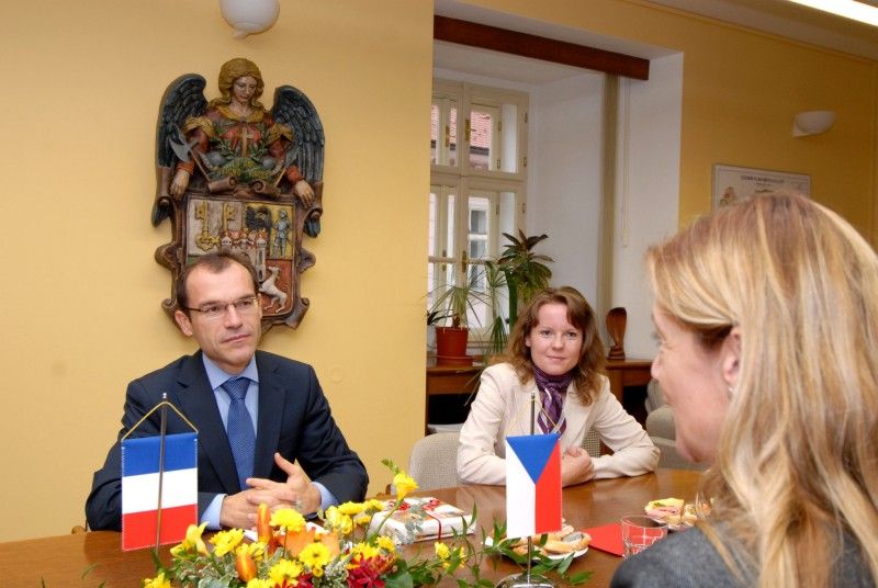 Tři týdny francouzské kultury, kterou v Plzni letos již podvacáté představuje festival Bojour Plzeň!, zakončí ve středu 7. listopadu 2012 ojedinělé představení s názvem Tichý kabaret. Závěrečné akce festivalu se sedmadvaceti kulturními akcemi se zúčastní kromě dalších vzácných hostů i první rada Velvyslanectví Francouzské republiky Laurent Toulouse, který se odpoledne na plzeňské radnici setkal s náměstkyní primátora Evou Herinkovou a vedoucí odboru kultury Květuší Sokolovou.