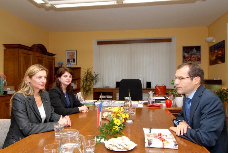 Tři týdny francouzské kultury, kterou v Plzni letos již podvacáté představuje festival Bojour Plzeň!, zakončí ve středu 7. listopadu 2012 ojedinělé představení s názvem Tichý kabaret. Závěrečné akce festivalu se sedmadvaceti kulturními akcemi se zúčastní kromě dalších vzácných hostů i první rada Velvyslanectví Francouzské republiky Laurent Toulouse, který se odpoledne na plzeňské radnici setkal s náměstkyní primátora Evou Herinkovou a vedoucí odboru kultury Květuší Sokolovou.