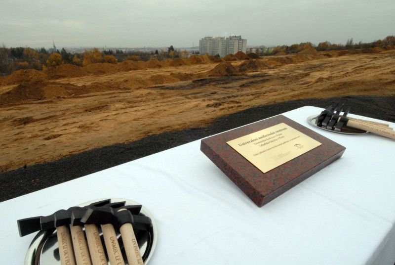 V sousedství Fakultní nemocnice na Lochotíně se začíná (9.11.2012) stavět Univerzitní medicínské centrum. Jeho výstavbu zahájil poklep na základní kámen za přítomnosti významných hostů. V dokončeném komplexu bude sídlit pět teoretických ústavů Lékařské fakulty Univerzity Karlovy a biomedicínské centrum.