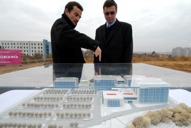 V sousedství Fakultní nemocnice na Lochotíně se začíná (9.11.2012) stavět Univerzitní medicínské centrum. Jeho výstavbu zahájil poklep na základní kámen za přítomnosti významných hostů. V dokončeném komplexu bude sídlit pět teoretických ústavů Lékařské fakulty Univerzity Karlovy a biomedicínské centrum.