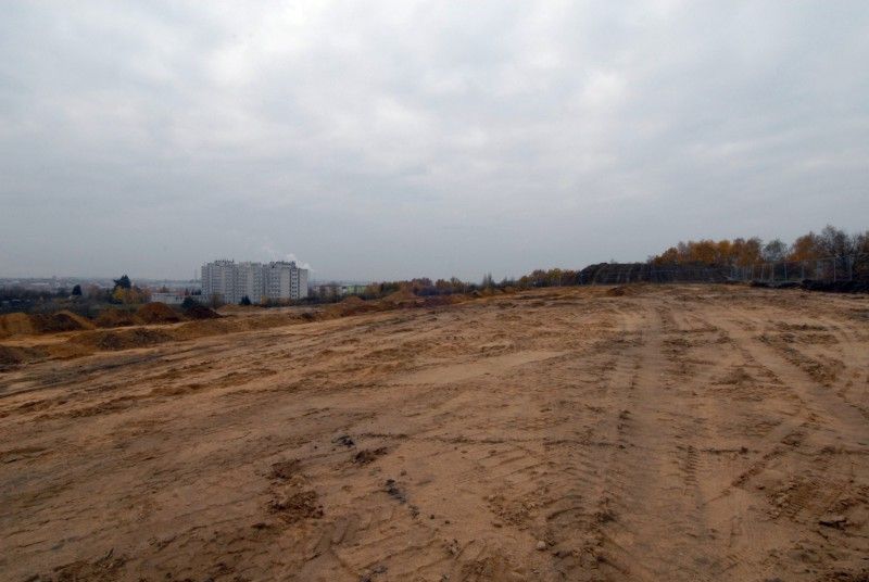 V sousedství Fakultní nemocnice na Lochotíně se začíná (9.11.2012) stavět Univerzitní medicínské centrum. Jeho výstavbu zahájil poklep na základní kámen za přítomnosti významných hostů. V dokončeném komplexu bude sídlit pět teoretických ústavů Lékařské fakulty Univerzity Karlovy a biomedicínské centrum.