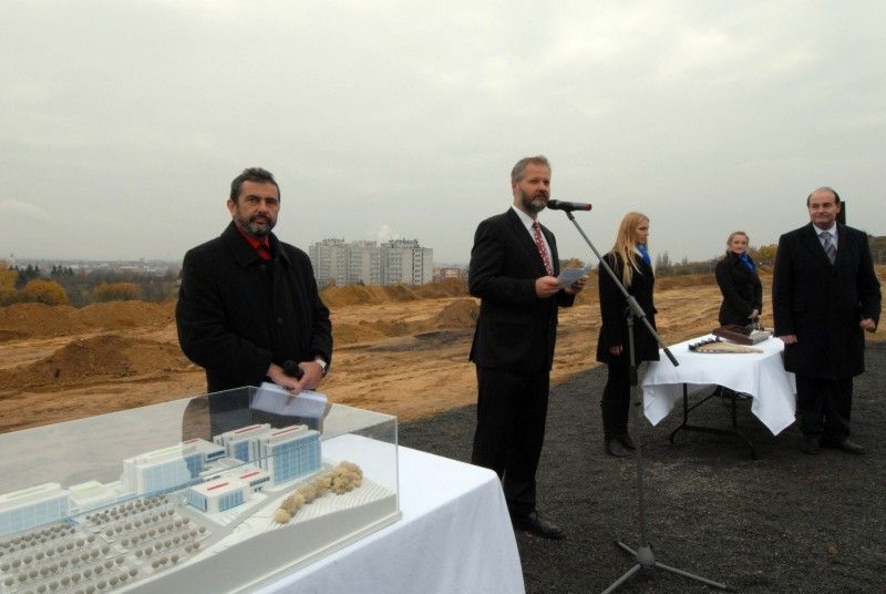 V sousedství Fakultní nemocnice na Lochotíně se začíná (9.11.2012) stavět Univerzitní medicínské centrum. Jeho výstavbu zahájil poklep na základní kámen za přítomnosti významných hostů. V dokončeném komplexu bude sídlit pět teoretických ústavů Lékařské fakulty Univerzity Karlovy a biomedicínské centrum.