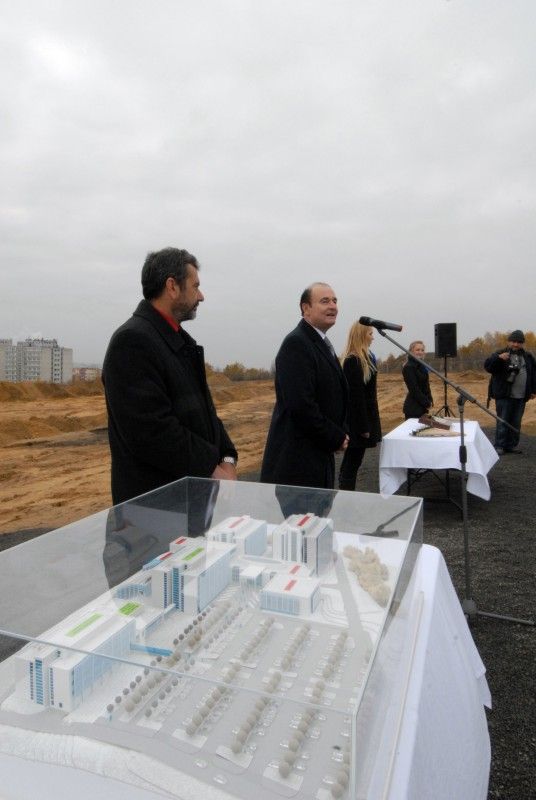 V sousedství Fakultní nemocnice na Lochotíně se začíná (9.11.2012) stavět Univerzitní medicínské centrum. Jeho výstavbu zahájil poklep na základní kámen za přítomnosti významných hostů. V dokončeném komplexu bude sídlit pět teoretických ústavů Lékařské fakulty Univerzity Karlovy a biomedicínské centrum.