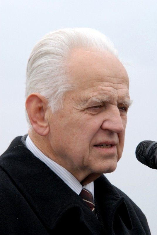 V sousedství Fakultní nemocnice na Lochotíně se začíná (9.11.2012) stavět Univerzitní medicínské centrum. Jeho výstavbu zahájil poklep na základní kámen za přítomnosti významných hostů. V dokončeném komplexu bude sídlit pět teoretických ústavů Lékařské fakulty Univerzity Karlovy a biomedicínské centrum.