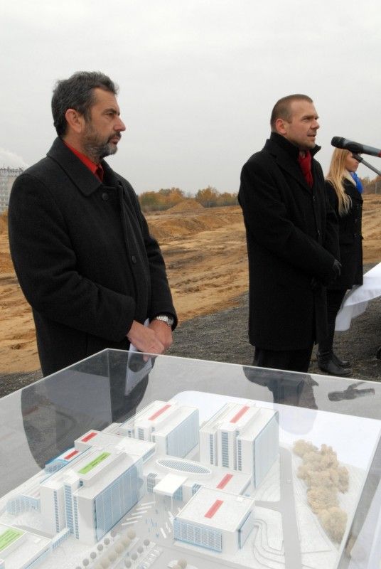 V sousedství Fakultní nemocnice na Lochotíně se začíná (9.11.2012) stavět Univerzitní medicínské centrum. Jeho výstavbu zahájil poklep na základní kámen za přítomnosti významných hostů. V dokončeném komplexu bude sídlit pět teoretických ústavů Lékařské fakulty Univerzity Karlovy a biomedicínské centrum.