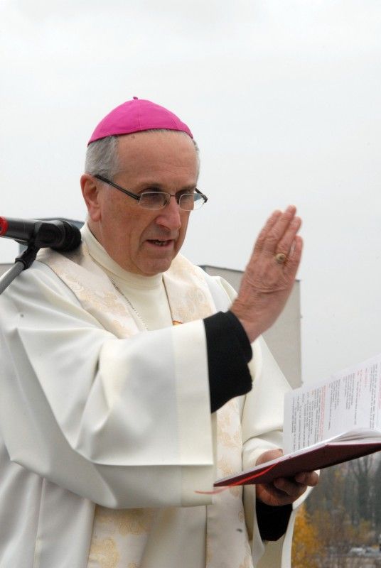 V sousedství Fakultní nemocnice na Lochotíně se začíná (9.11.2012) stavět Univerzitní medicínské centrum. Jeho výstavbu zahájil poklep na základní kámen za přítomnosti významných hostů. V dokončeném komplexu bude sídlit pět teoretických ústavů Lékařské fakulty Univerzity Karlovy a biomedicínské centrum.