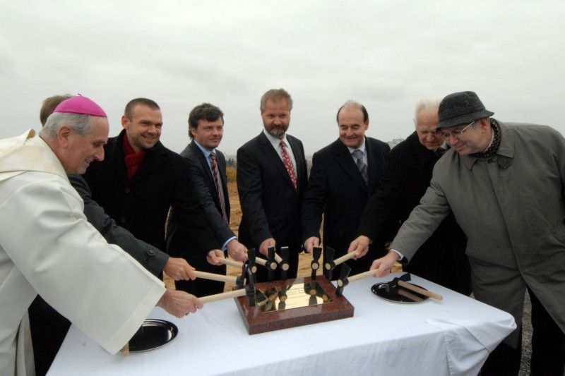 V sousedství Fakultní nemocnice na Lochotíně se začíná (9.11.2012) stavět Univerzitní medicínské centrum. Jeho výstavbu zahájil poklep na základní kámen za přítomnosti významných hostů. V dokončeném komplexu bude sídlit pět teoretických ústavů Lékařské fakulty Univerzity Karlovy a biomedicínské centrum.