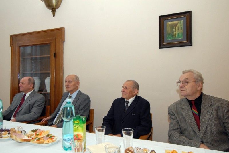 Házenkáři, medailisté z mistrovství světa a olympijských her Václav Eret, Karel Čermák, Zdeněk Černý, František Heřman, Vladimír Jarý, Jindřich Krepindl, Vladimír Haber, Stanislava Kučerová a lékař Jiří Jeschke přijali pozvání radní pro oblast školství, mládeže, sportu a životního prostředí Ireny Rottové a sešli se dnes (13.11.2012) na plzeňské radnici.