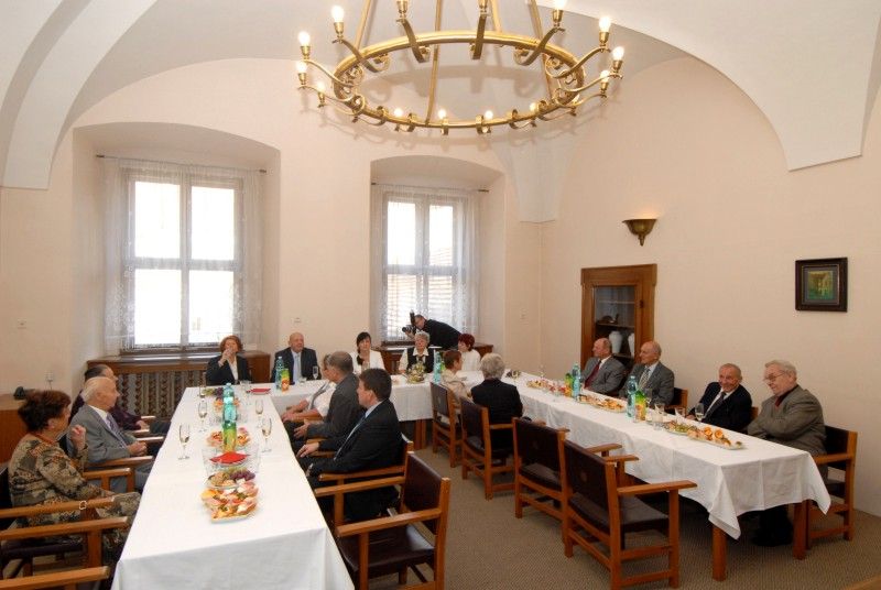 Házenkáři, medailisté z mistrovství světa a olympijských her Václav Eret, Karel Čermák, Zdeněk Černý, František Heřman, Vladimír Jarý, Jindřich Krepindl, Vladimír Haber, Stanislava Kučerová a lékař Jiří Jeschke přijali pozvání radní pro oblast školství, mládeže, sportu a životního prostředí Ireny Rottové a sešli se dnes (13.11.2012) na plzeňské radnici.