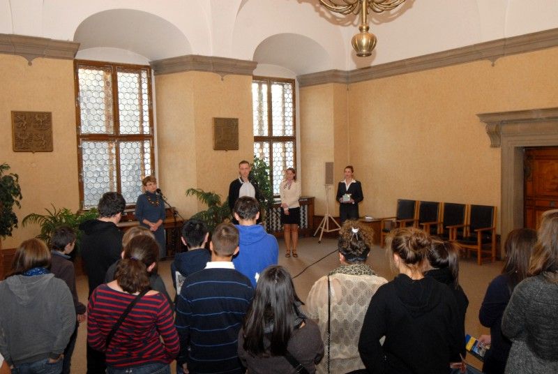 Poznávat historii, tradice a současnost České republiky, především Plzně, přijelo dvacet devět studentů z francouzské střední školy College Ronsard v Limoges. Jejich pobyt je plánovanou součástí projektu, do kterého se zapojila College Ronsard a plzeňské církevní gymnázium v rámci partnerského vztahu mezi Plzní a Limoges již v roce 2003.V úterý 13. listopadu 2012 byli studenti s jejich pedagogickým doprovodem přijati na plzeňské radnici náměstkyní primátora Evou Herinkovou.