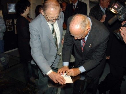 Slavnostního otevření "Patton Memorial v Plzni" se vedle vnuka gen. Pattona zúčastnili min. zahr. věcí ČR Cyril Svoboda, min. pro záležitosti amerických veteránů Jim Nicholson, ambasador William Cabaniss a zástupci města Plzně