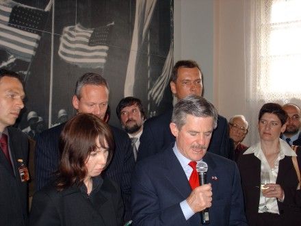 Slavnostního otevření "Patton Memorial v Plzni" se vedle vnuka gen. Pattona zúčastnili min. zahr. věcí ČR Cyril Svoboda, min. pro záležitosti amerických veteránů Jim Nicholson, ambasador William Cabaniss a zástupci města Plzně