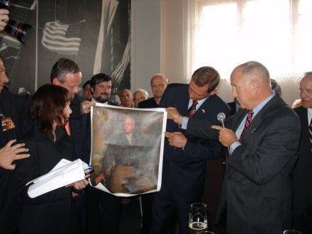 Slavnostní otevření "Patton Memorial v Plzni" - vnuk gen. Pattona George Patton Waters předává dar (zmenšenou kopii rodinného obrazu gen. Pattona) primátorovi města Plzně