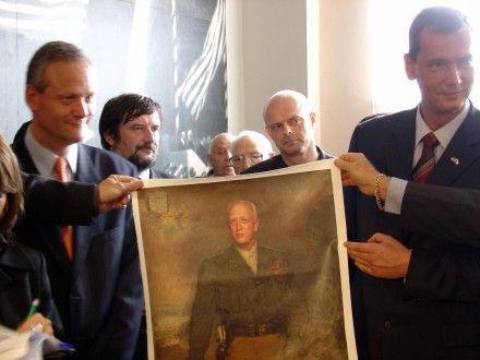 Slavnostního otevření "Patton Memorial v Plzni" se vedle vnuka gen. Pattona zúčastnili min. zahr. věcí ČR Cyril Svoboda, min. pro záležitosti amerických veteránů Jim Nicholson, ambasador William Cabaniss a zástupci města Plzně