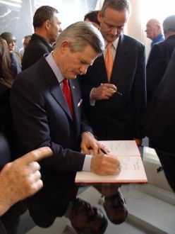 Slavnostního otevření "Patton Memorial v Plzni" se vedle vnuka gen. Pattona zúčastnili min. zahr. věcí ČR Cyril Svoboda, min. pro záležitosti amerických veteránů Jim Nicholson, ambasador William Cabaniss a zástupci města Plzně