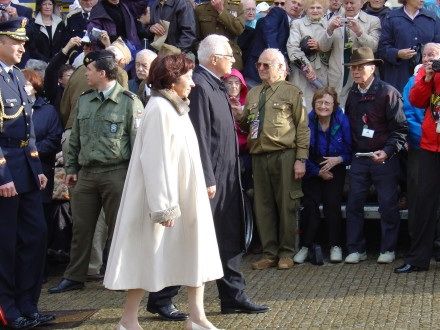 Pietního aktu u památníku Díky, Ameriko! se vedle prezidenta ČR Václava Klause s manželkou, politických reprezentací, veteránů, zúčastnilo tolik obyvatel, kolik se jich jen mohlo vejít do vyblokované části Americké třídy.