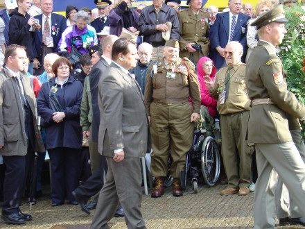 Pietního aktu u památníku Díky, Ameriko! se vedle prezidenta ČR Václava Klause s manželkou, politických reprezentací, veteránů, zúčastnilo tolik obyvatel, kolik se jich jen mohlo vejít do vyblokované části Americké třídy.
