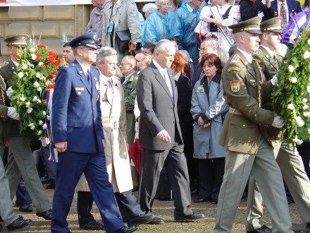 Pietního aktu u památníku Díky, Ameriko! se vedle prezidenta ČR Václava Klause s manželkou, politických reprezentací, veteránů, zúčastnilo tolik obyvatel, kolik se jich jen mohlo vejít do vyblokované části Americké třídy.