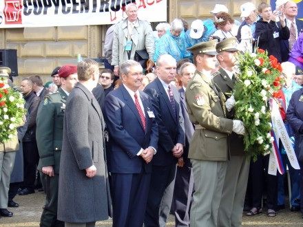 Pietního aktu u památníku Díky, Ameriko! se vedle prezidenta ČR Václava Klause s manželkou, politických reprezentací, veteránů, zúčastnilo tolik obyvatel, kolik se jich jen mohlo vejít do vyblokované části Americké třídy.