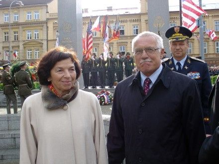 Pietního aktu u památníku Díky, Ameriko! se vedle prezidenta ČR Václava Klause s manželkou, politických reprezentací, veteránů, zúčastnilo tolik obyvatel, kolik se jich jen mohlo vejít do vyblokované části Americké třídy.