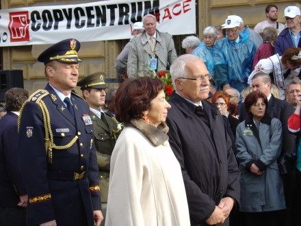 Pietního aktu u památníku Díky, Ameriko! se vedle prezidenta ČR Václava Klause s manželkou, politických reprezentací, veteránů, zúčastnilo tolik obyvatel, kolik se jich jen mohlo vejít do vyblokované části Americké třídy.
