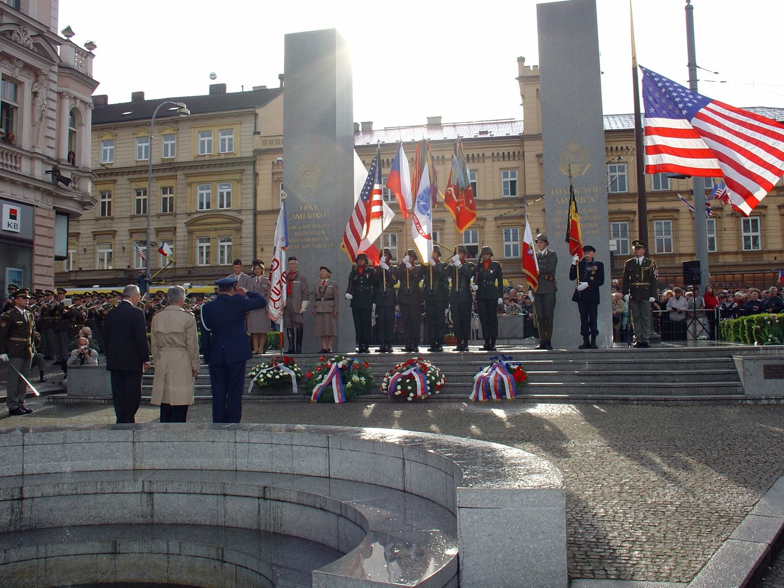 Pietního aktu u památníku Díky, Ameriko! se vedle prezidenta ČR Václava Klause s manželkou, politických reprezentací, veteránů, zúčastnilo tolik obyvatel, kolik se jich jen mohlo vejít do vyblokované části Americké třídy.