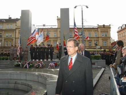 Pietního aktu u památníku Díky, Ameriko! se vedle prezidenta ČR Václava Klause s manželkou, politických reprezentací, veteránů, zúčastnilo tolik obyvatel, kolik se jich jen mohlo vejít do vyblokované části Americké třídy.
