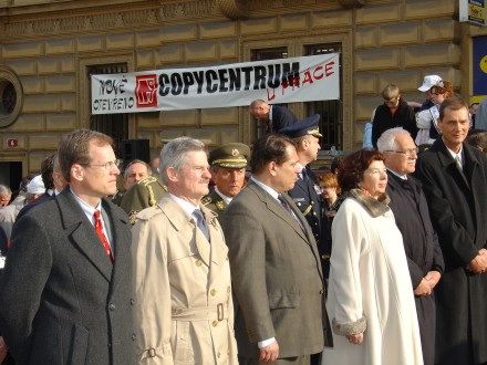 Pietního aktu u památníku Díky, Ameriko! se vedle prezidenta ČR Václava Klause s manželkou, politických reprezentací, veteránů, zúčastnilo tolik obyvatel, kolik se jich jen mohlo vejít do vyblokované části Americké třídy.