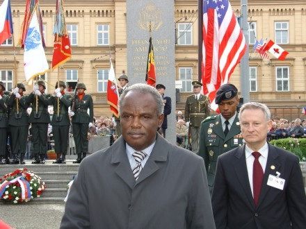 Pietního aktu u památníku Díky, Ameriko! se vedle prezidenta ČR Václava Klause s manželkou, politických reprezentací, veteránů, zúčastnilo tolik obyvatel, kolik se jich jen mohlo vejít do vyblokované části Americké třídy.