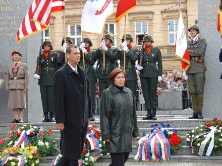 Pietního aktu u památníku Díky, Ameriko! se vedle prezidenta ČR Václava Klause s manželkou, politických reprezentací, veteránů, zúčastnilo tolik obyvatel, kolik se jich jen mohlo vejít do vyblokované části Americké třídy.
