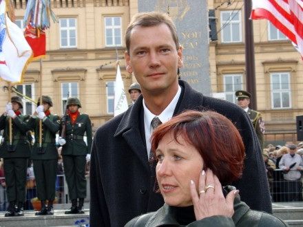 Pietního aktu u památníku Díky, Ameriko! se vedle prezidenta ČR Václava Klause s manželkou, politických reprezentací, veteránů, zúčastnilo tolik obyvatel, kolik se jich jen mohlo vejít do vyblokované části Americké třídy.