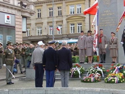 Pietního aktu u památníku Díky, Ameriko! se vedle prezidenta ČR Václava Klause s manželkou, politických reprezentací, veteránů, zúčastnilo tolik obyvatel, kolik se jich jen mohlo vejít do vyblokované části Americké třídy.