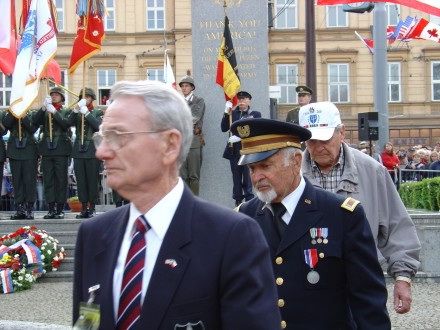 Pietního aktu u památníku Díky, Ameriko! se vedle prezidenta ČR Václava Klause s manželkou, politických reprezentací, veteránů, zúčastnilo tolik obyvatel, kolik se jich jen mohlo vejít do vyblokované části Americké třídy.
