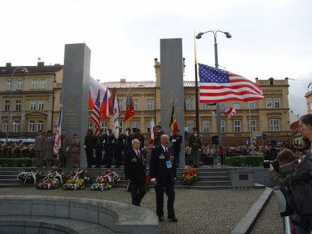 Pietního aktu u památníku Díky, Ameriko! se vedle prezidenta ČR Václava Klause s manželkou, politických reprezentací, veteránů, zúčastnilo tolik obyvatel, kolik se jich jen mohlo vejít do vyblokované části Americké třídy.