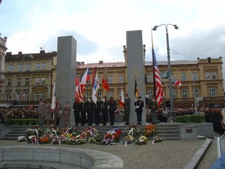 Pietního aktu u památníku Díky, Ameriko! se vedle prezidenta ČR Václava Klause s manželkou, politických reprezentací, veteránů, zúčastnilo tolik obyvatel, kolik se jich jen mohlo vejít do vyblokované části Americké třídy.
