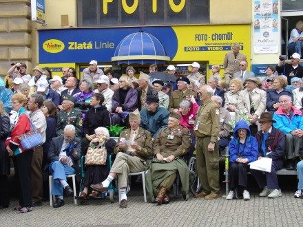 Pietního aktu u památníku Díky, Ameriko! se vedle prezidenta ČR Václava Klause s manželkou, politických reprezentací, veteránů, zúčastnilo tolik obyvatel, kolik se jich jen mohlo vejít do vyblokované části Americké třídy.