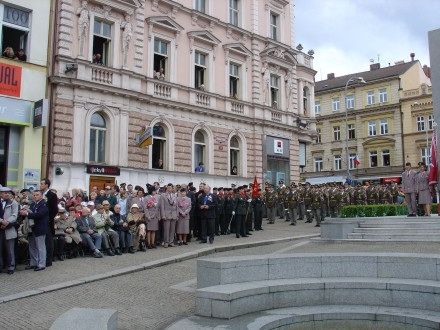 Pietního aktu u památníku Díky, Ameriko! se vedle prezidenta ČR Václava Klause s manželkou, politických reprezentací, veteránů, zúčastnilo tolik obyvatel, kolik se jich jen mohlo vejít do vyblokované části Americké třídy.
