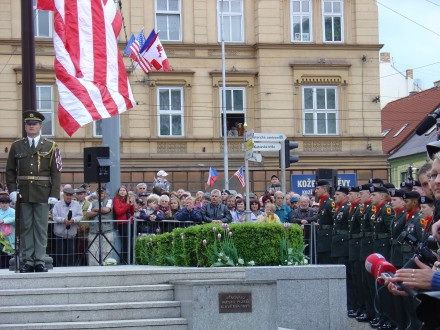 Pietního aktu u památníku Díky, Ameriko! se vedle prezidenta ČR Václava Klause s manželkou, politických reprezentací, veteránů, zúčastnilo tolik obyvatel, kolik se jich jen mohlo vejít do vyblokované části Americké třídy.